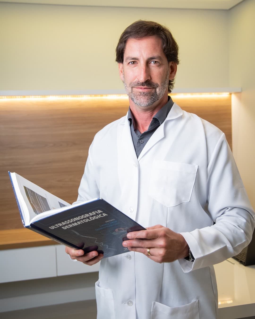 Dr. Alexandre Werlang, médico ultrassonografista — com livro de Ultrassonografia Dermatológica